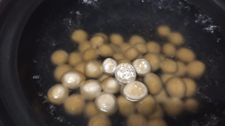 焦糖珍珠奶茶(健康自制),水开后放入珍珠
