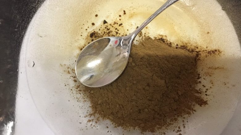 焦糖珍珠奶茶(健康自制),用一大碗放入红茶粉