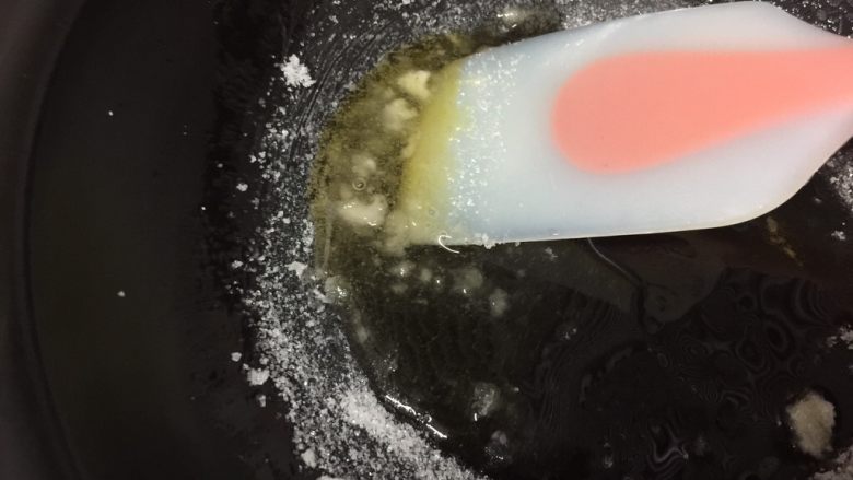 焦糖珍珠奶茶(健康自制),小火熬煮,期间要不停搅拌