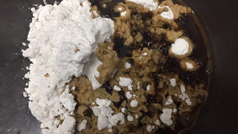 焦糖珍珠奶茶(健康自制),快速地一次性倒入装有木薯淀粉的大碗里