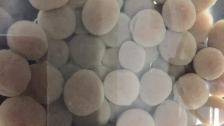 焦糖珍珠奶茶(健康自制),我弄的珍珠比较大颗,如果亲弄得小的,第二次煮5分钟,我的太大,煮了10分钟
然后沥水倒进冷水里继续泡三分钟