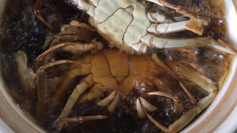 黑枣田蟹酒,再把清洗干净的田蟹放入锅中煮15分钟,田蟹反着放防止蟹膏流出