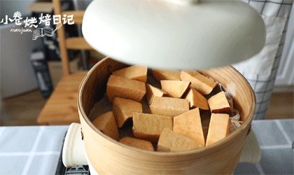 还在吃磨牙棒呢,该换换口味了,红薯切块蒸熟,用叉子捣成泥状,放凉备用。