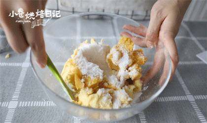 还在吃磨牙棒呢,该换换口味了,加入盐、糖、红薯泥拌匀成面团,静置约15分钟,备用。