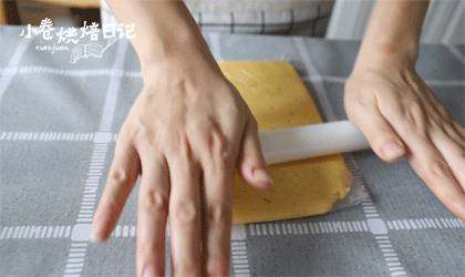 还在吃磨牙棒呢,该换换口味了,面团放入保鲜袋中(这样擀起来不会粘黏),擀成约3mm厚的长方形薄片,冷冻30-60分钟。