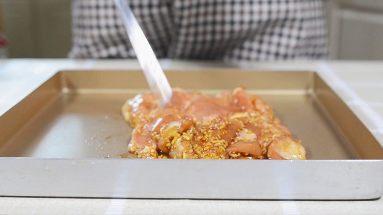 蜜制照烧鸡腿饭,腌好的鸡肉,放入烤盘,我用的是不沾的,如果普通烤盘,需要油纸或者锡纸。
先烤肉,后烤皮。180度,上下火,烤8分钟。