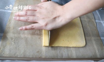 还在吃磨牙棒呢,该换换口味了,切成长条状,表面刷上一层<a style='color:red;display:inline-block;' href='/shicai/ 15'>蛋黄</a>液,均匀的撒上黑白芝麻。