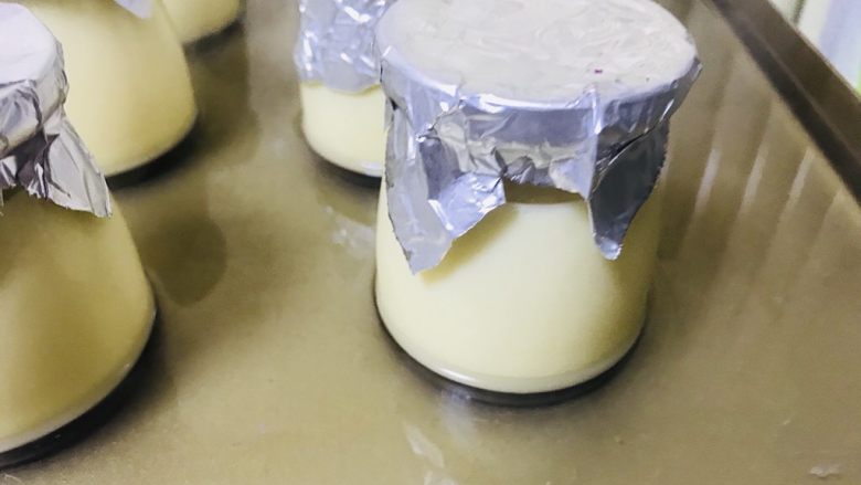 焦糖布丁,在烤盘中加入热水 一定要热水!