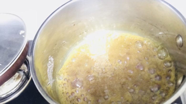 焦糖布丁,颜色达到自己想要的程度后 加入25g温水
⚠️一定要离远一些!焦糖加水的一瞬间会溅起水汽!避免烫伤!