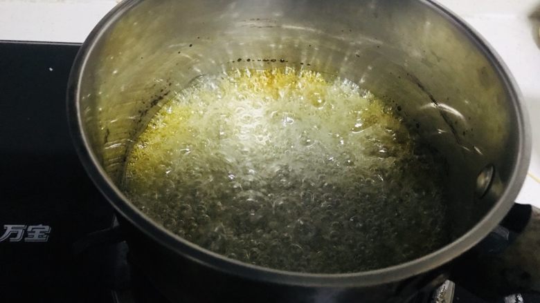 焦糖布丁,煮到沸腾!中途不要搅拌!当糖出现一些焦黄色 拿起锅轻轻晃动 让颜色均匀