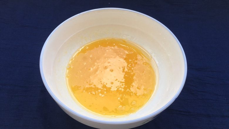 椰蓉酥,抽打均匀后,让它静止5分钟。