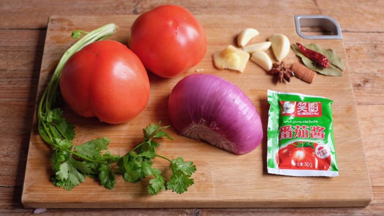 【再添一碗饭】の番茄牛腩锅,除牛肉外,所有材料准备好如图