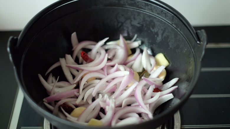 【再添一碗饭】の番茄牛腩锅,放入洋葱,快速翻炒均匀,直到洋葱慢慢变软的状态