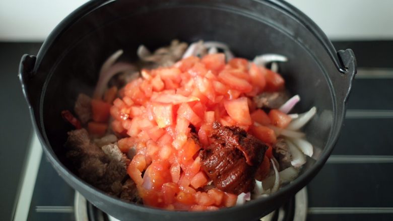 【再添一碗饭】の番茄牛腩锅,加入切丁的番茄和<a style='color:red;display:inline-block;' href='/shicai/ 699'>番茄酱</a>,翻炒均匀
