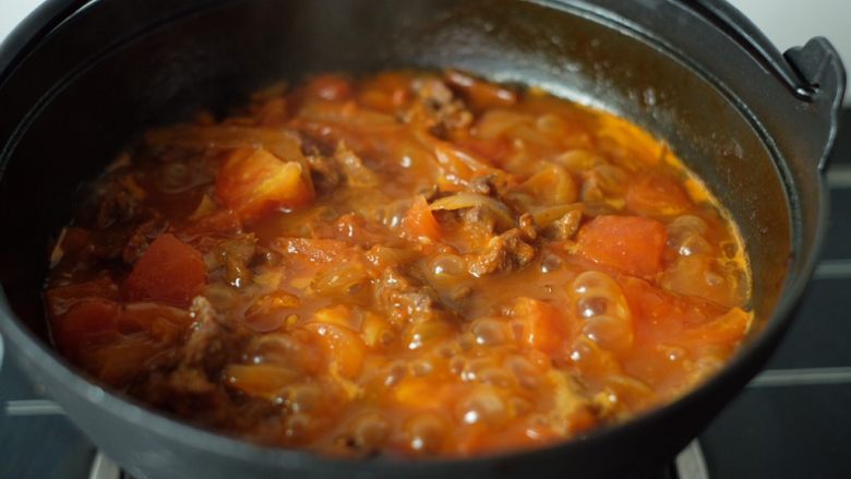 【再添一碗饭】の番茄牛腩锅,如图,番茄块慢慢变软,融入汤汁里去,这时,尝一下味道,撒一些<a style='color:red;display:inline-block;' href='/shicai/ 134333'>黑胡椒</a>,根据个人喜好加一些鸡精调味