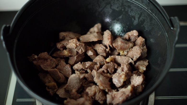 【再添一碗饭】の番茄牛腩锅,锅中放适量油,中小火放入沥干的牛腩块,四面煸炒一下(炒出一些牛油的同时可以锁住肉中的水分,炖好后口感更加多汁)