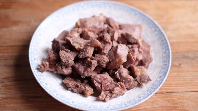 【再添一碗饭】の番茄牛腩锅,牛腩捞出,放在水龙头下,冲净表面浮沫,沥干备用