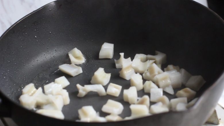 糖醋藕丁,锅中加油烧至六成热,加入藕丁翻炒。