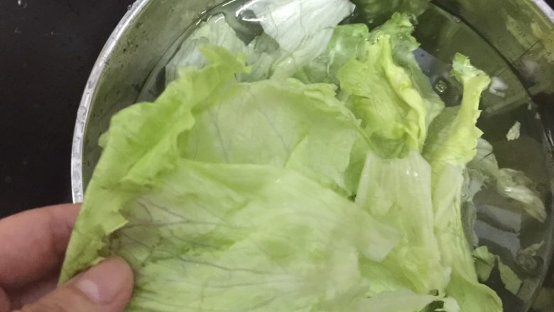 蒜茸西生菜,过洗二次,撕成半个手掌大小