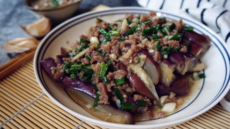 肉末茄子,茄子蒸熟放入菜盘子,淋上肉汁即可上桌