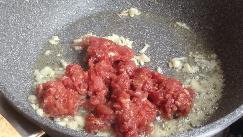 肉末茄子,加入瘦肉末,翻炒几下