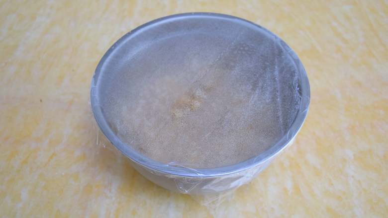 菊花雪梨酱,盖上保鲜膜,放入冰箱中冷藏2小时以上。这一步很重要,糖可以把梨中的水分挤出来,下一步熬煮的时候就不用添加水,这样熬煮出来的果酱更加纯粹