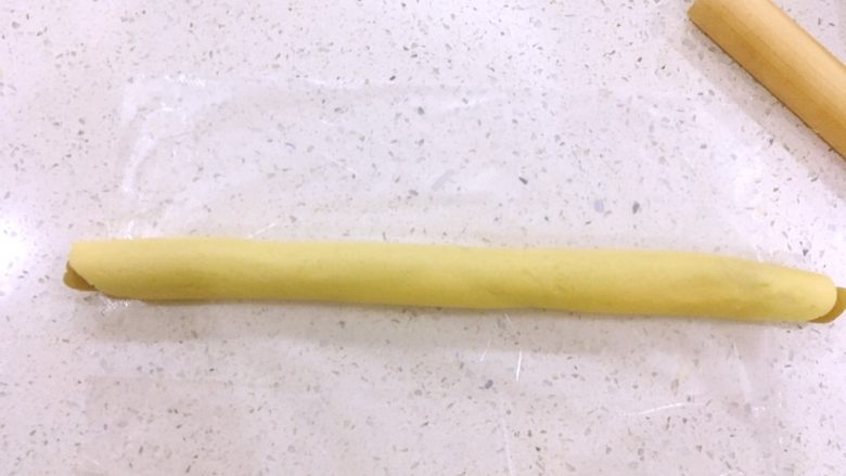 一口莲蓉酥,轻轻搓成圆条。把头尾,没有包裹起来的部分去掉。