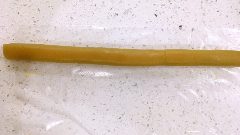 一口莲蓉酥,然后,用手轻轻的把莲蓉条搓圆。