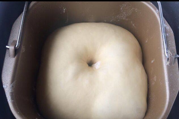栗子面包,这时面团正好发酵完毕,看面团有没有一发到位,用手按压一个孔,面团不回缩表示发酵完毕。