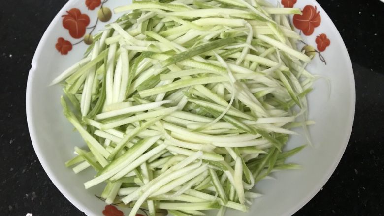 绿色美食~素炒西葫芦丝,也擦丝备用,还是那句话:会武功的刀切哈