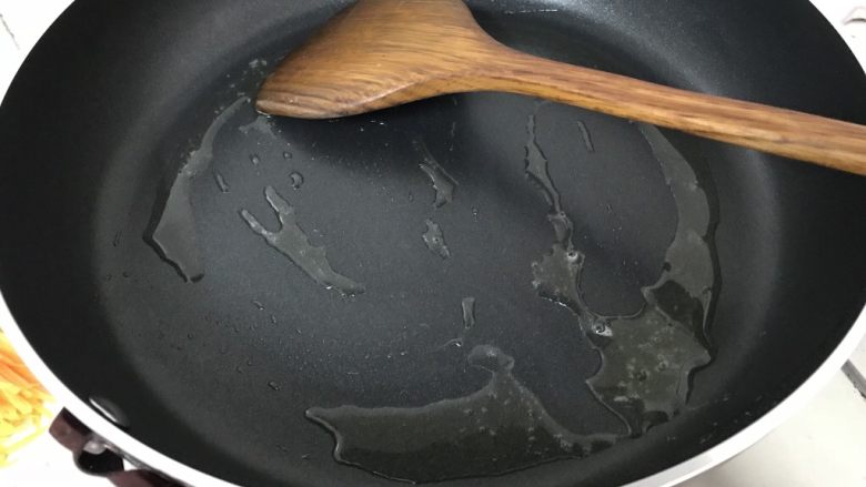 绿色美食~素炒西葫芦丝,热锅下油
