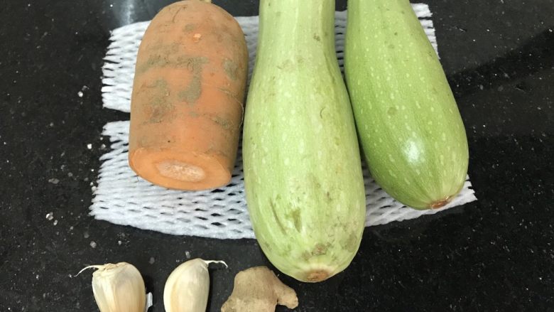绿色美食~素炒西葫芦丝,材料很简单⬆️