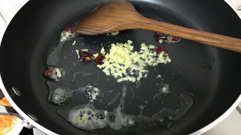 绿色美食~素炒西葫芦丝,姜和辣椒先炒香