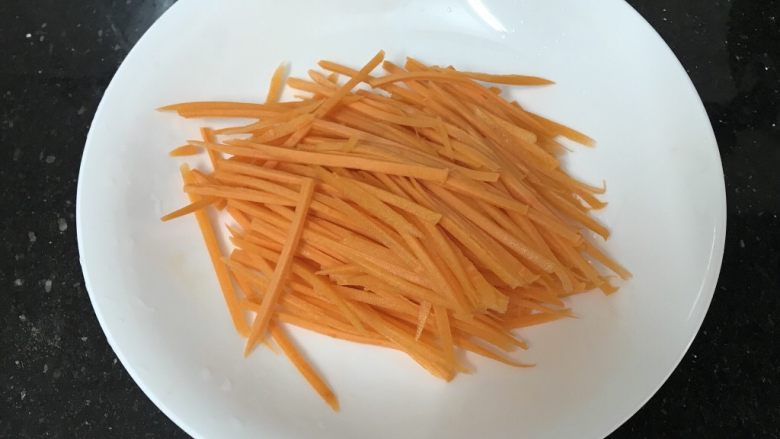 绿色美食~素炒西葫芦丝,擦丝备用,刀功好的可以刀切更好哈😄