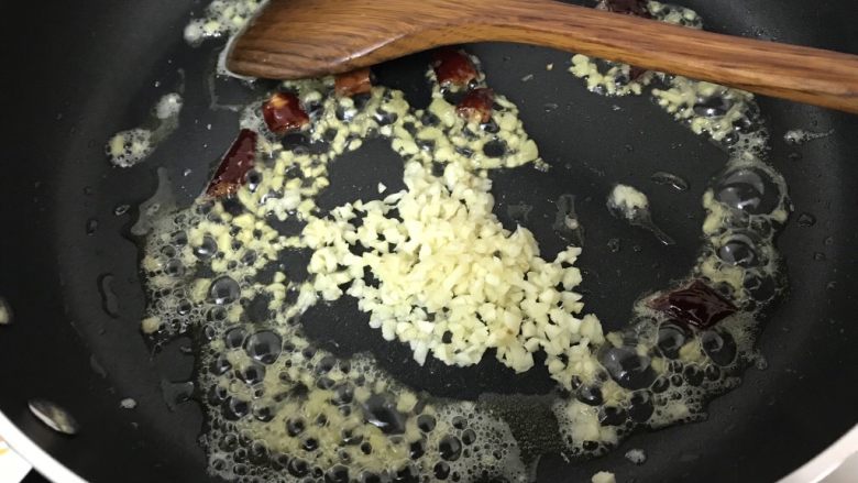 绿色美食~素炒西葫芦丝,再加入蒜粒爆香