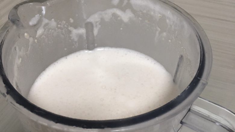 浓情蜜意核桃豆浆,磨好以后的核桃豆浆出现白色泡,口感细腻