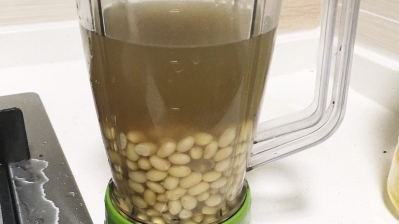 浓情蜜意核桃豆浆,煮好之后的黄豆放入搅拌机中,最后留下的水大约是400ml的样子