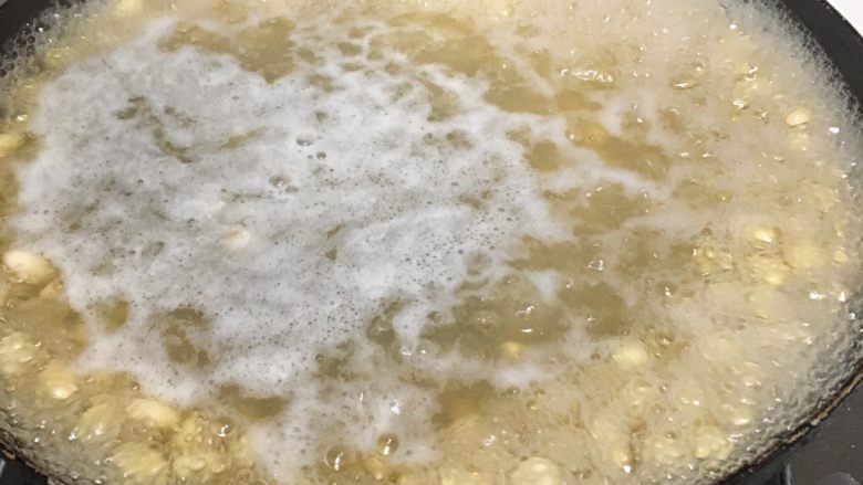浓情蜜意核桃豆浆,煮的时候水会减少,所以要酌情加清水进锅里。(也可以直接用电压力锅煮,一次性煮好不需要加水)
