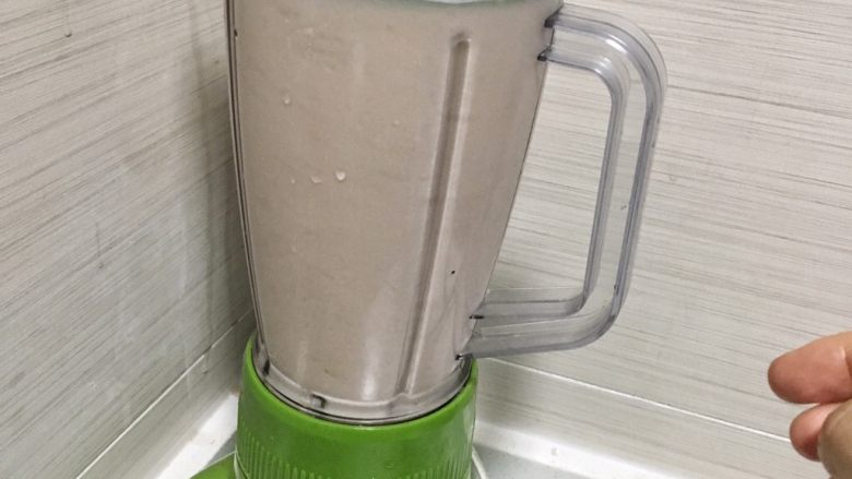 浓情蜜意核桃豆浆,开始搅拌。一次可能磨的没那么碎。所以磨了三分钟之后,停一分钟,等粗颗粒核桃和豆浆下沉到杯底,再搅拌一次。