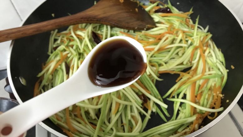 绿色美食~素炒西葫芦丝,炒至西葫芦丝也变色变软时,加入一勺<a style='color:red;display:inline-block;' href='/shicai/ 721'>蚝油</a>