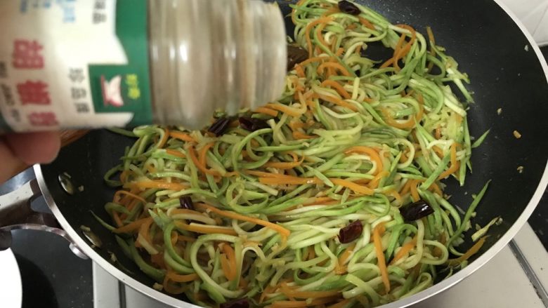绿色美食~素炒西葫芦丝,出锅前撒一点点黑胡椒粉,炒匀就好了