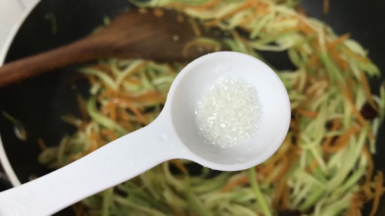 绿色美食~素炒西葫芦丝,少许糖提味