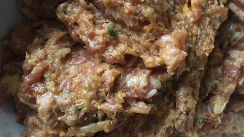 蟹肉馄饨--内附详细拆蟹过程,将炒过的蟹肉倒入肉糜中一起拌均,蟹肉馅就做好了