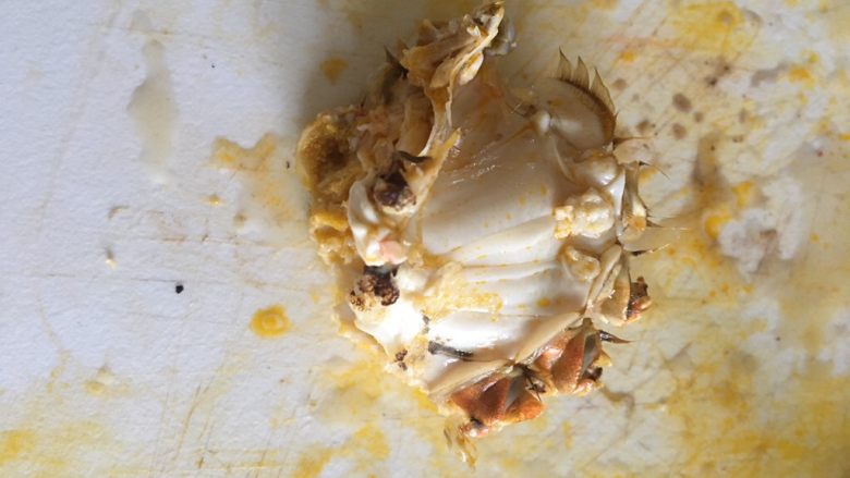 蟹肉馄饨--内附详细拆蟹过程,用小勺挖出蟹黄和蟹膏,掰成两半。