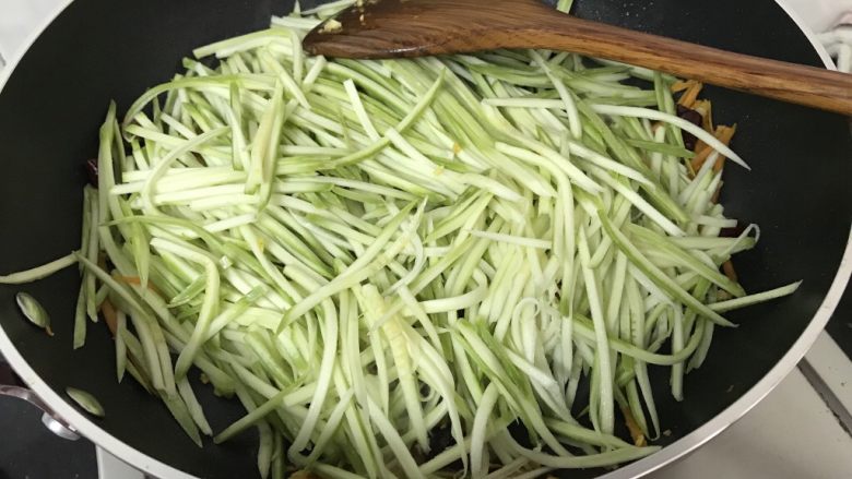 绿色美食~素炒西葫芦丝,炒至红萝卜丝变色变软时加入西葫芦丝