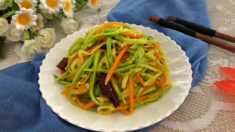绿色美食~素炒西葫芦丝,清甜可口哟