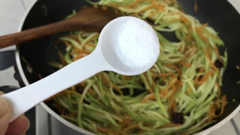 绿色美食~素炒西葫芦丝,加入盐翻炒均匀,这道菜不宜加酱油,否则颜色不好看哟