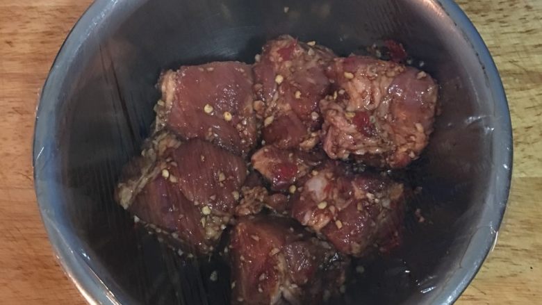 剁椒蒸排骨,用保鲜膜包起来,放冷藏腌30分钟,或前ㄧ晚腌好放过夜亦可。