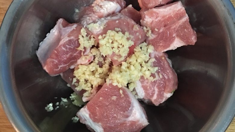 剁椒蒸排骨,蒜末放入小排中,
