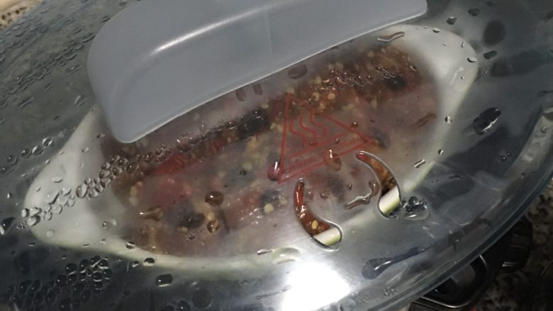 剁椒蒸排骨,滚水入锅蒸25-30分钟(排骨较大块者需蒸30分钟)